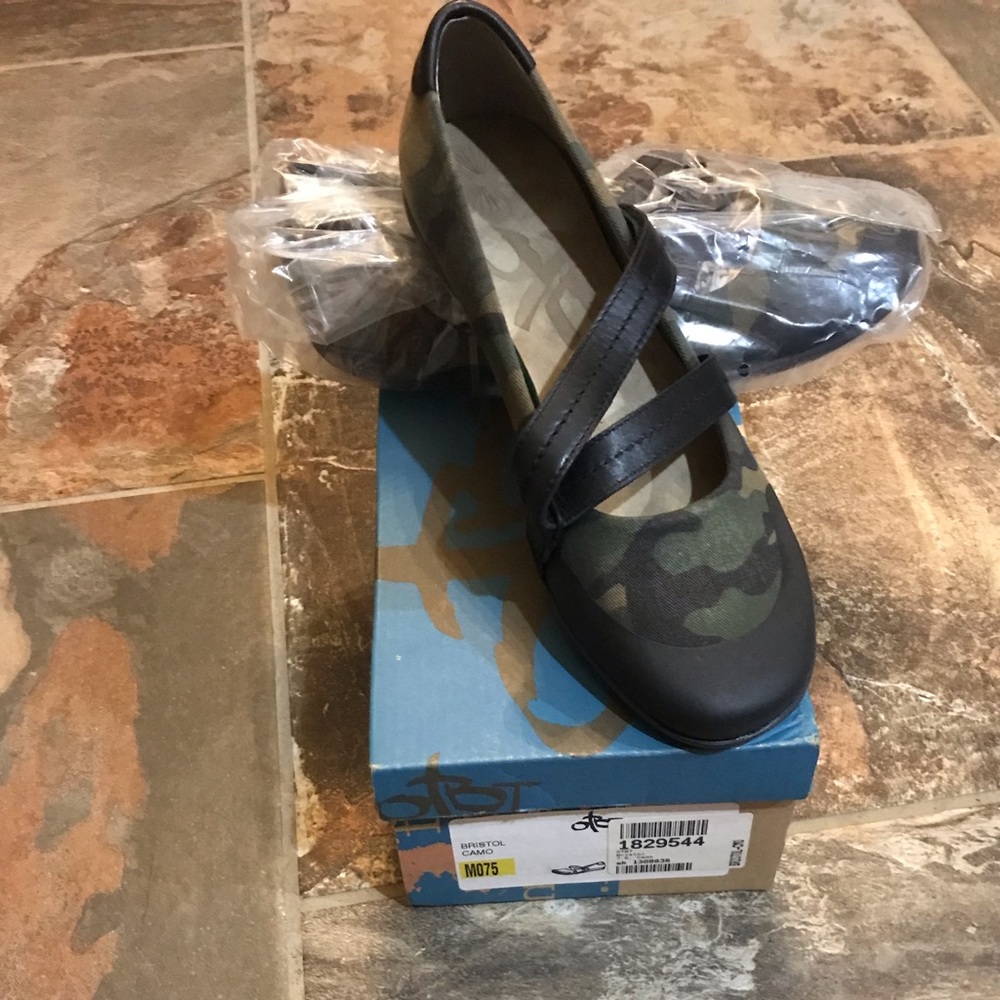 OTBT sz 7.5 Bristol camo flat New in box